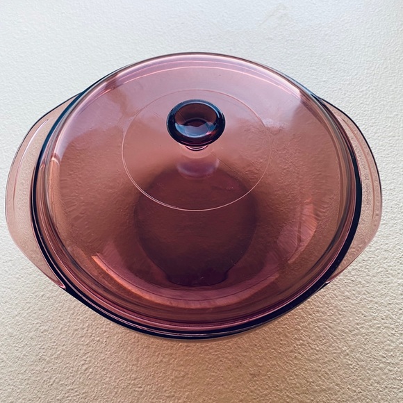 SOLD! VTG? Pyrex cranberry 2L casserole dish - Picture 2 of 12